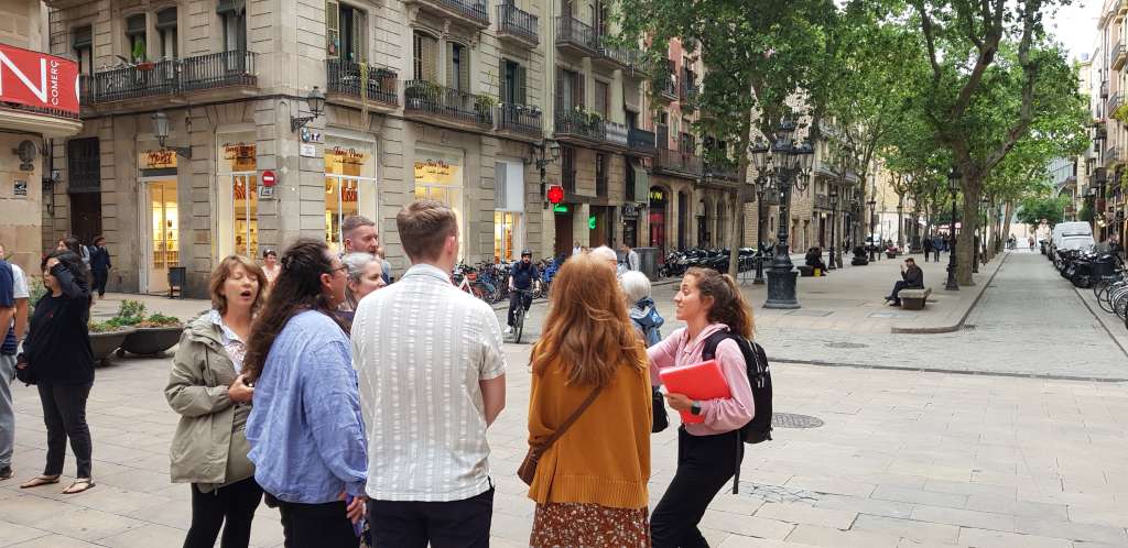 eye on food tour guest with tour guide